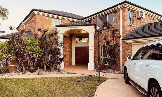 Carindale House | Spacious 5-bedroom house in lovely Carindale with AC