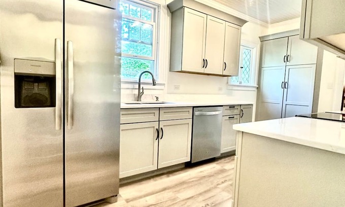 Orono House | Modern Kitchen & Classic Charm – Walk to UMaine