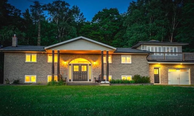 Chatsworth House | Find peace, comfort, and privacy at our spacious countryside home nestled in the heart of nature in Chatsworth!