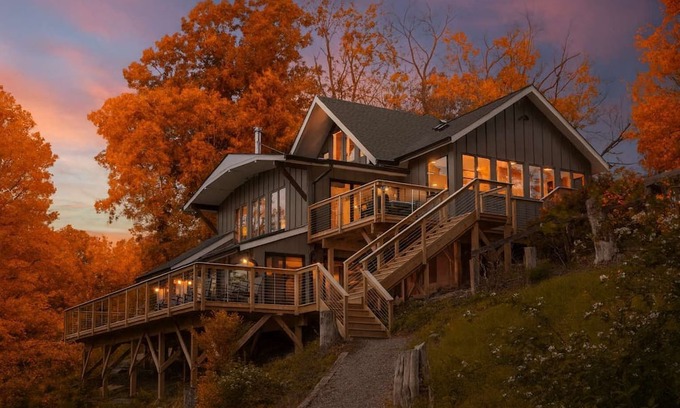 Fishers Hill Cabin | New: Luxury Retreat w/Hot Tub, Grill, Fire Pit, & More on Shenandoah River