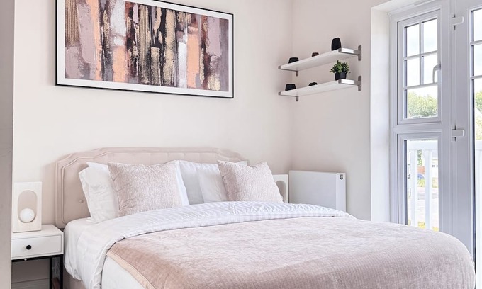 Reading House | Stylish 4BR Home, Serene and Central.