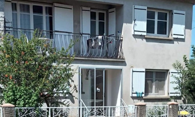 Limoux Apartment | Waterfront Apartment with Garden