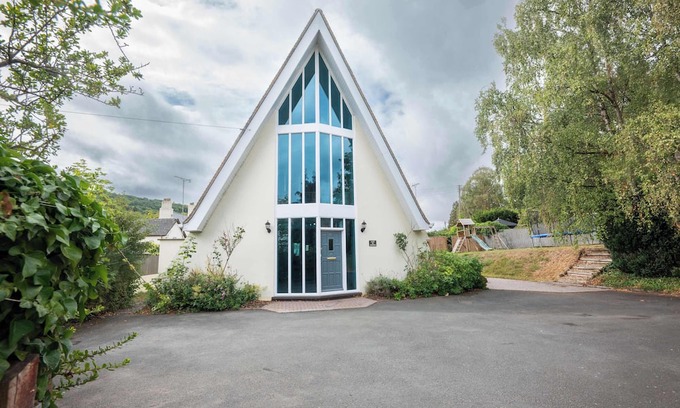 Whitchurch House | Perfect Retreat With Parking, Garden & Great Views