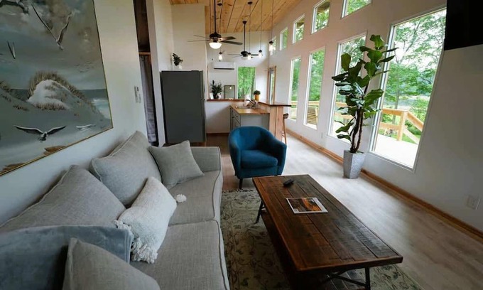Locustville Cottage | Luxe 2BR Cabin w/Deck + Creek View | Working Farm