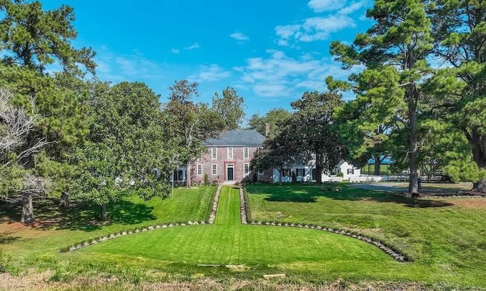 Locustville House | Vaux Hall Manor | 5BR Historic Farmhouse on Bay