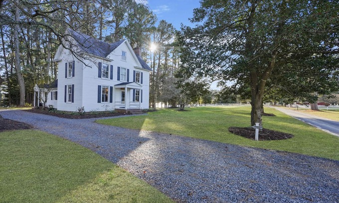 Locustville House | 3BR Farmhouse w/Porch, Fire Pit, Horseshoe Pit