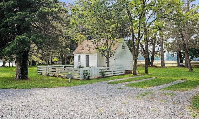 Locustville Apartment | Sweet 1BDR Farm Cottage w/Fire Pit + Creek View