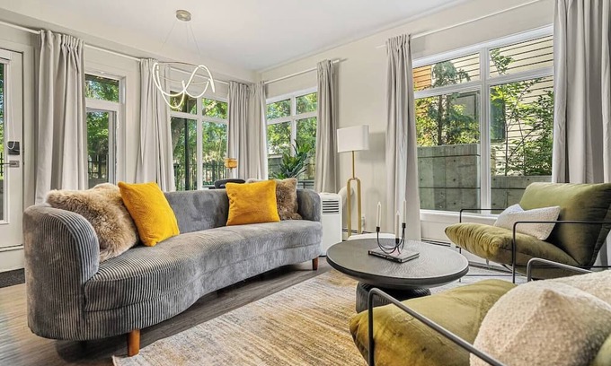 Whyte ave Condo | Walk to Whyte Ave, river views, and UofA Hospital from your cozy suite
