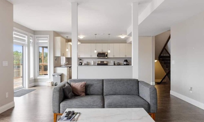 Colborne Apartment | Relaxing Retreat: Office, Patio, Nature & Netflix