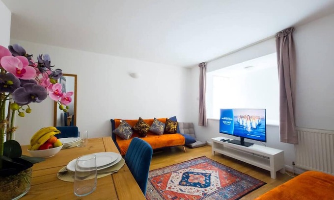 Shadwell Apartment | Bright Spacious Flat near Shadwell Station I PTK