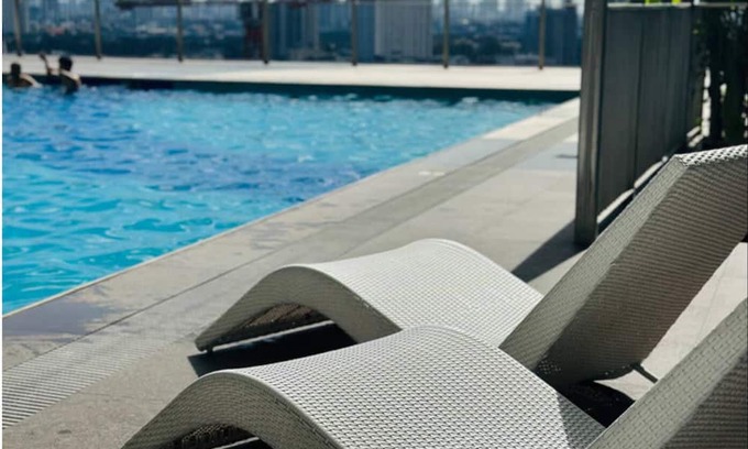 South Triangle Condo | Cozy Staycation with Netflix, Pool, PS4, Board Games