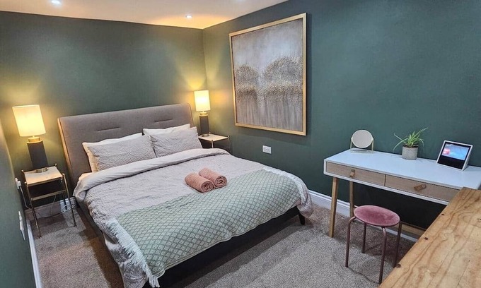 Woking Apartment | Stay Zen Apartments - Garden & Free Parking Woking
