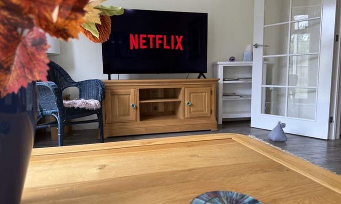 Broadbridge Heath House | 3 Bed House in Horsham Parking/Fast WIFI