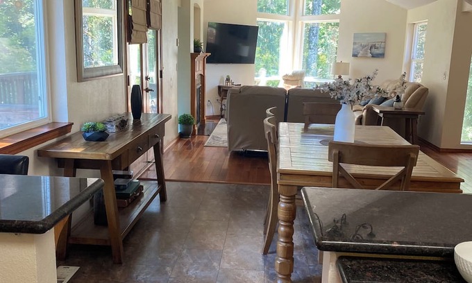 West Salem House | NW Salem 3 bedroom 2 bath house AC, takes pets, private lovely fenced backyard.