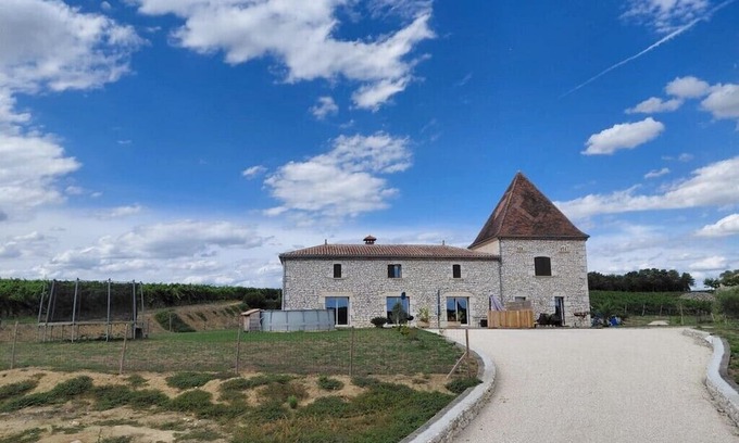 Saint-Jean-de-Duras House | LAUBIE — Splendid Views and Absolute Tranquillity Among the Vineyards