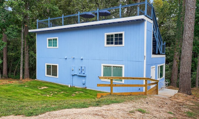 Pointblank House | NEW! Evergreen Estate with Rooftop Balcony & Games