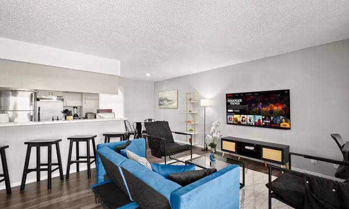 North University Apartment | Cozy & Central ~ UT/Moody ~ Pool ~ Parking ~ WiFi