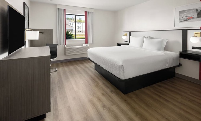 York Hotel | Clean 1 King-Bed Room in York just off I-83 Hershey