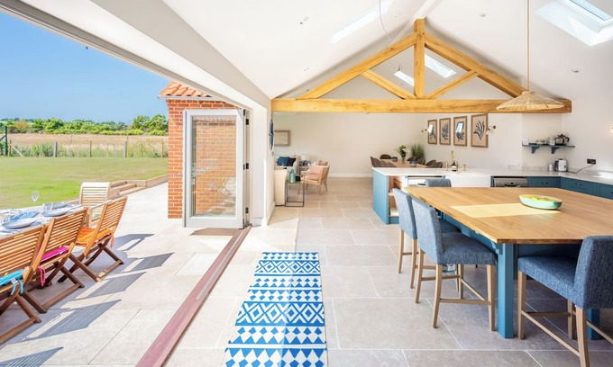 Deepdale Cottage | Gorgeous modern home, all on one level, close to shops, pubs and coastal path.