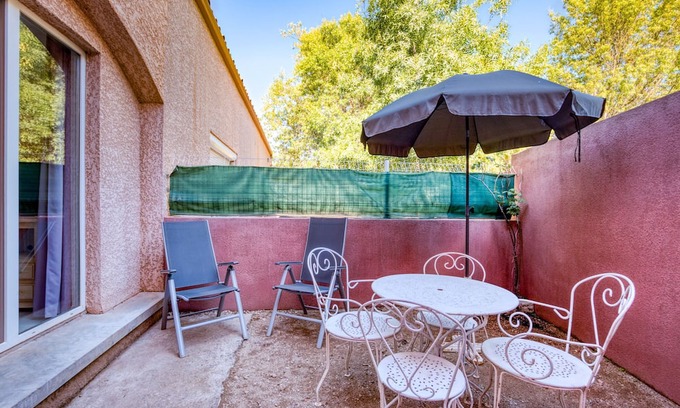 Le Bosc House | Holiday Home 'Gîte Duplex Cour Proche Lac Salagou' with Private Garden and Wi-Fi