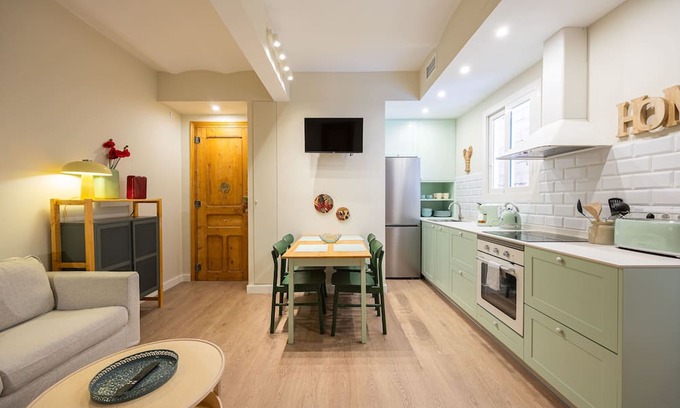 El Parc i la Llacuna del Poblenou Apartment | The apartment has a unique charm and personality, thanks to its stylish design. You’ll be surrounded by parks, great restaurants, local shops, and more. And to top it off, there’s a private balcony where you can relax.