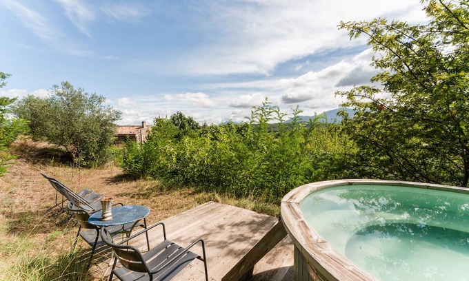 Crestet House | Gîte 37 - The Blue Flower at the Foot of Mont Ventoux