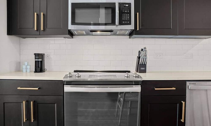 Tullamarine Apartment | Cozy 1BD – Walk to Whole Foods Midtown