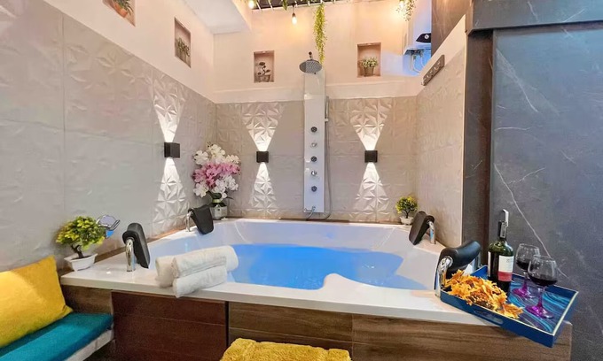 Cali Apartment | Luxurious Apt | Hot Tube | Prime Location | 3Bed