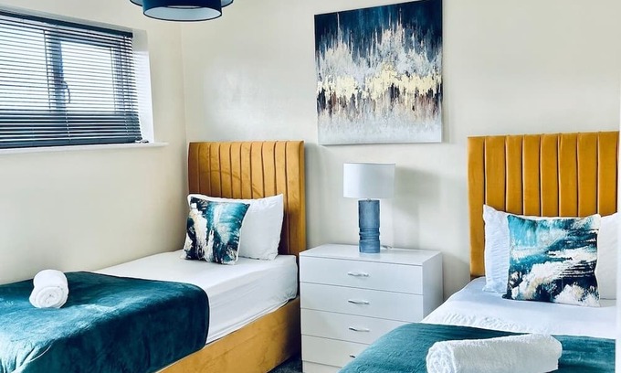 Colchester House | Holiday Home with Parking , Near Colchester Zoo