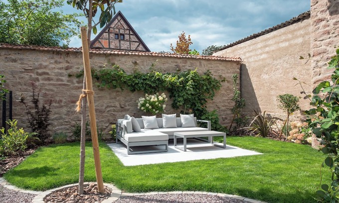 Marlenheim Bed & Breakfast | The secret garden, spacious house with parking.