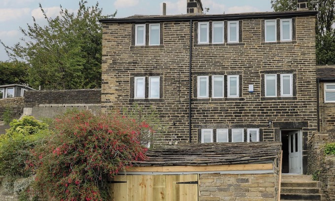 Hepworth Cottage | HILL TOP COTTAGE, pet friendly, with open fire in Holmfirth