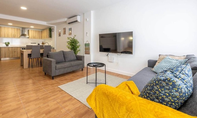 Pobles de l'Oest Apartment | Spacious first floor in Benimámet