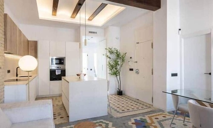 Trinitat Apartment | Renewed tradition: In front of the river and downtown.