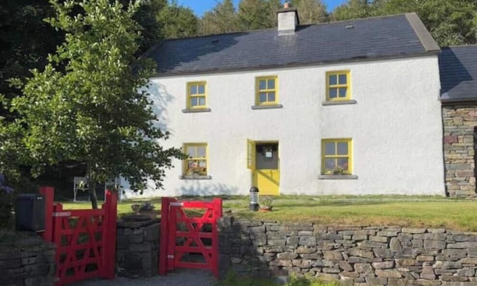 Leenane House | Connemara Comfort & Tranquility…Sauna & king beds