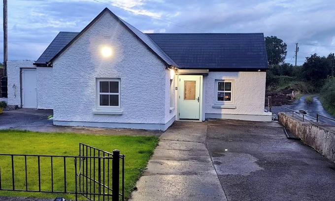 Lavally House | Peaceful Country Cottage, 3 minute walk to Hollygrove Lake.