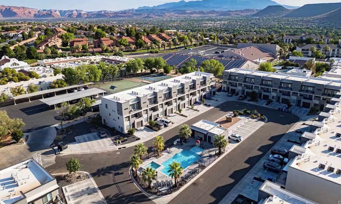 St. George House | St. George 5 bdrm Adventure Retreat, national parks, sports, golf, tesla charger