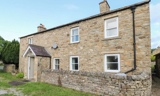 Redmire Cottage | ROSEMARY COTTAGE, pet friendly, with open fire in Leyburn