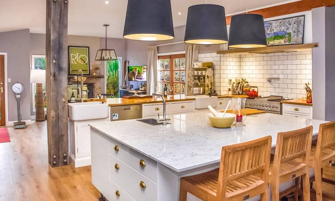 Cooma House | Montague Cottage - Your Cosy Snowy Mountains Family Retreat. Dog Friendly!