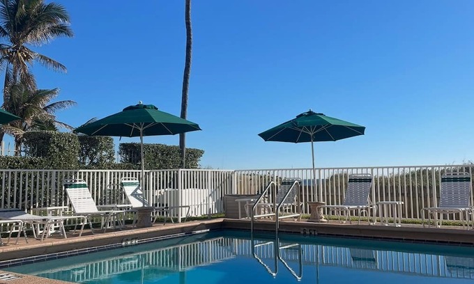 Boca Raton Apartment | Oceanfront 1 BR Condo in Deerfield Beach, FL. Panoramic views of the ocean!