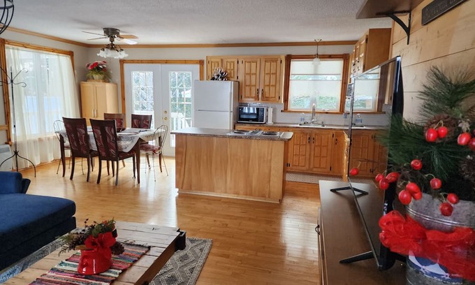 Begin House | Saguenay-Lac-Saint-Jean Getaway 3-Bedroom Holiday Cottage with Garden View