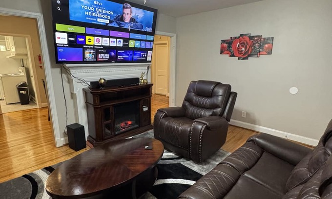 Greensboro House | Charming clean 3 bedroom house, big bedrooms with king beds in Greensboro