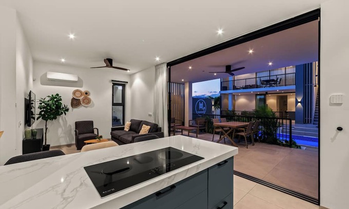 Marie Pampoen Apartment | Mambo Apartments! Modern luxury apartments, 750m from Mambo Beach beach!