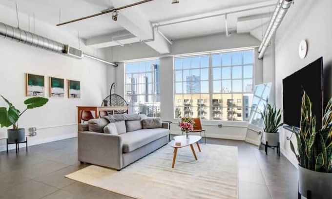 Downtown Los Angeles Condo | Your Stylish Home Away From Home In Downtown LA!