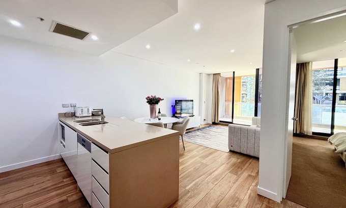 Mascot Apartment | Near airport city 2 mins to train, cafes, stores w parking