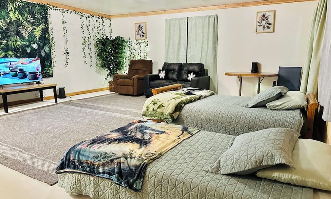Cottonwood Apartment | #2 Relaxing Rustic Retreat studio on 21 acres in Cottonwood WiFi, AC, Yoga room