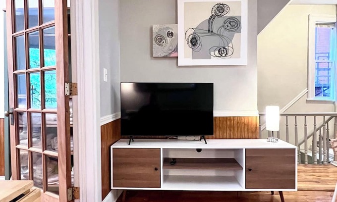 Historic Downtown Apartment | Beautiful large apartment, fast commute to NYC, Laundry, Parks!
