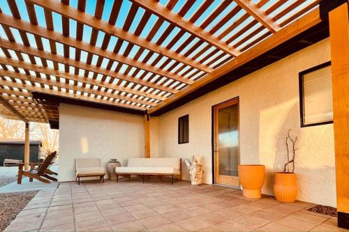 Panorama Heights House | Cactus Drive Retreat Hot Tub Zen Garden Meditate